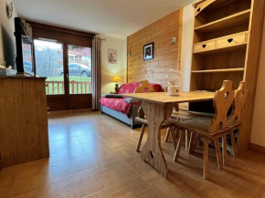 Appartement cosy avec balcon, au pied des pistes, piscine, parking, à Flumet - FR-1-505-110